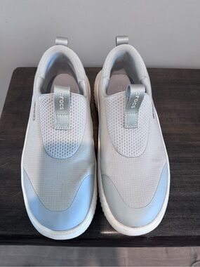 CROCS MENS Slip-On Sneakers in Light Gray and Silver
